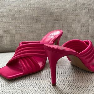 *New* Vince Camuto fuchsia heeled mule